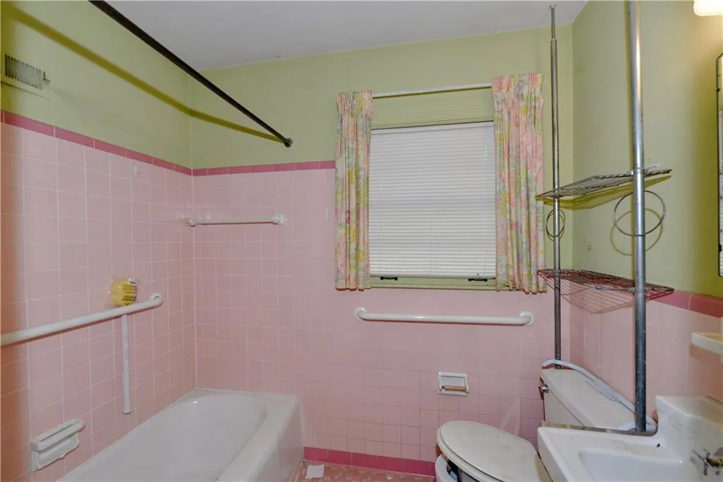 4847 Lake Forrest Drive, Sandy Springs, Georgia 30342, 3 Bedrooms Bedrooms, ,2 BathroomsBathrooms,Residential,Sold,4847 Lake Forrest Drive,5991629