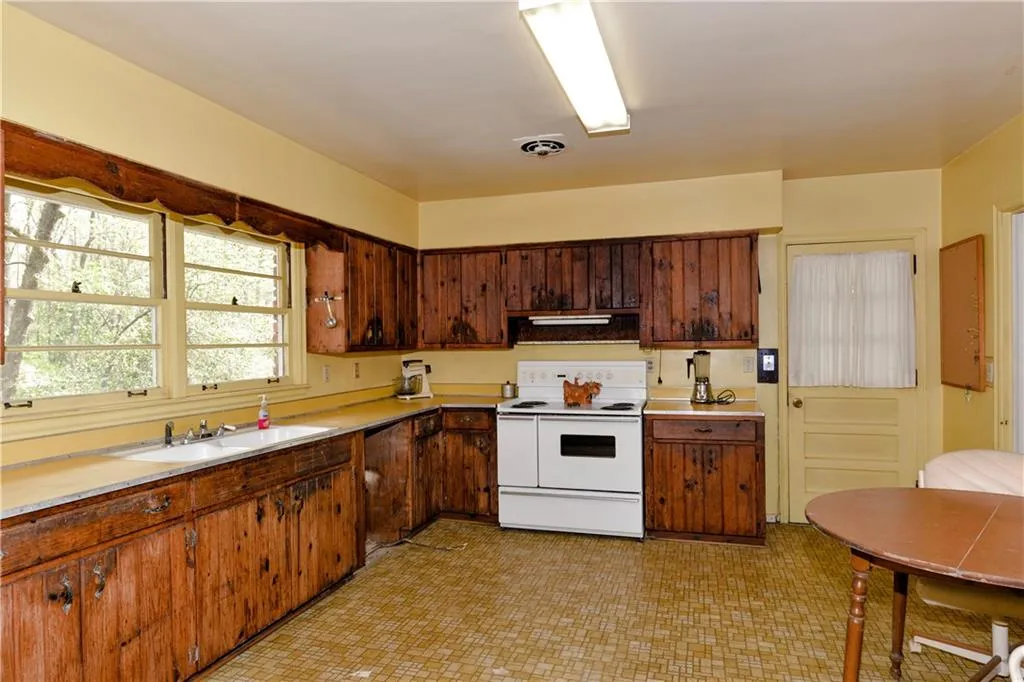 4847 Lake Forrest Drive, Sandy Springs, Georgia 30342, 3 Bedrooms Bedrooms, ,2 BathroomsBathrooms,Residential,Sold,4847 Lake Forrest Drive,5991629