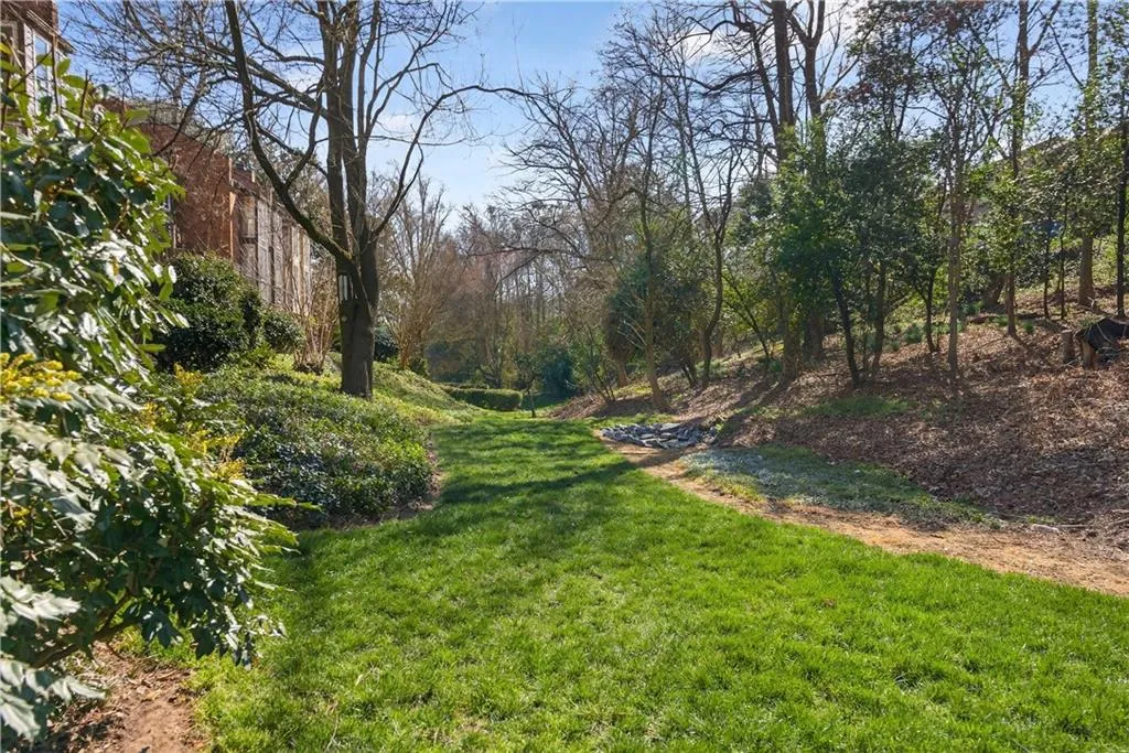 1 Willow Glen Ne, Atlanta, Georgia 30342, 3 Bedrooms Bedrooms, ,3 BathroomsBathrooms,Residential,For Sale,1 Willow Glen Ne,7746848