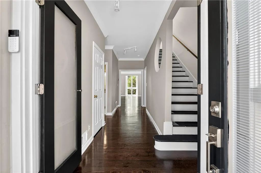 1 Willow Glen Ne, Atlanta, Georgia 30342, 3 Bedrooms Bedrooms, ,3 BathroomsBathrooms,Residential,For Sale,1 Willow Glen Ne,7746848