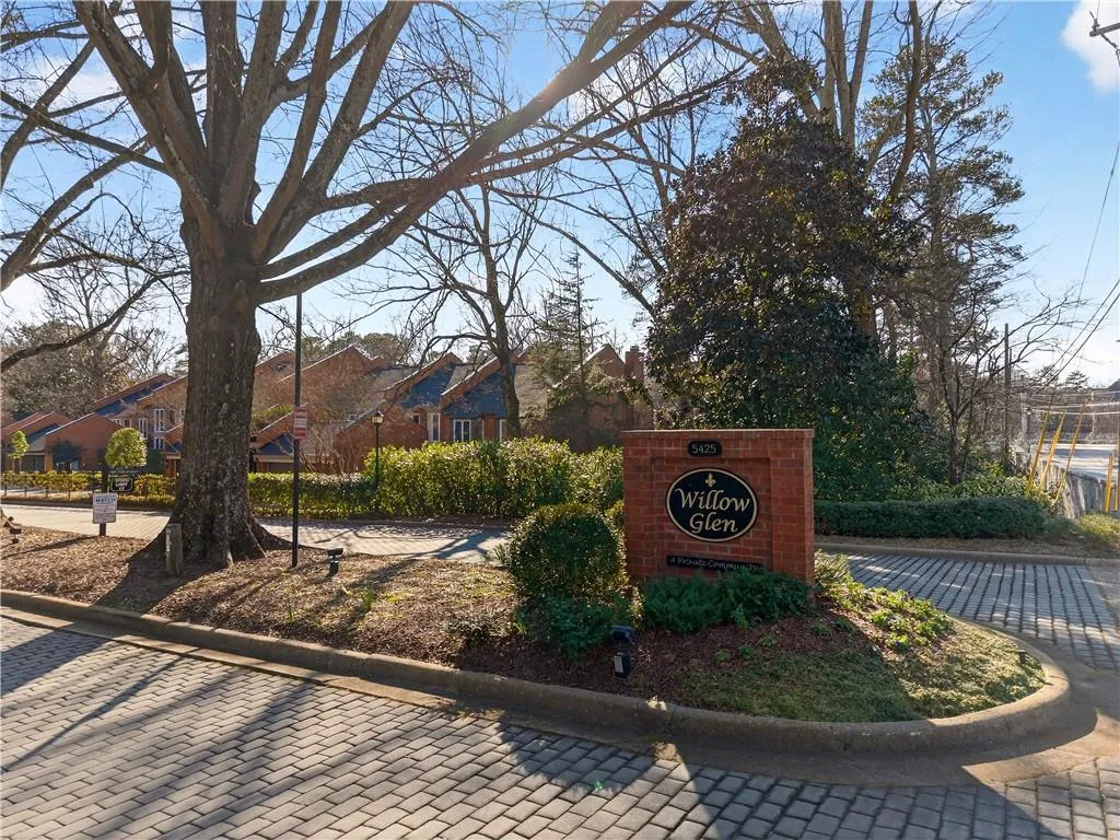 1 Willow Glen Ne, Atlanta, Georgia 30342, 3 Bedrooms Bedrooms, ,3 BathroomsBathrooms,Residential,For Sale,1 Willow Glen Ne,7746848