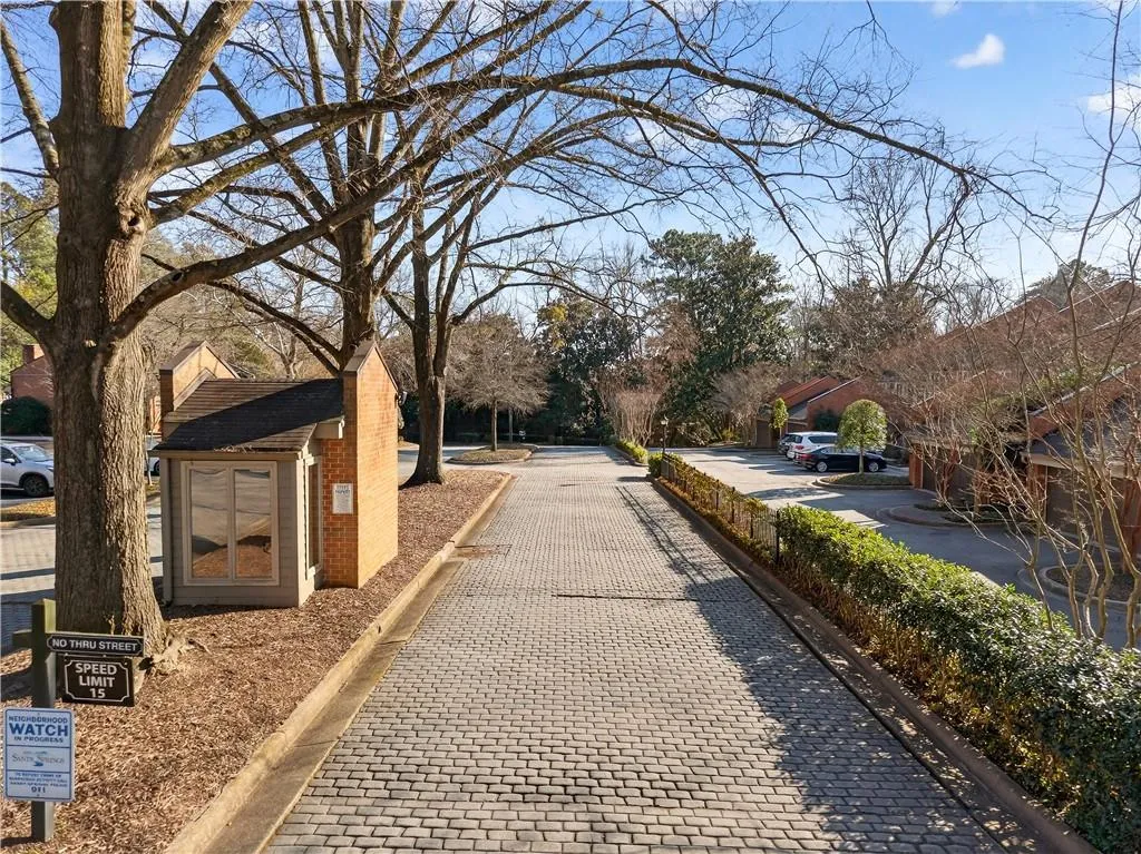 1 Willow Glen Ne, Atlanta, Georgia 30342, 3 Bedrooms Bedrooms, ,3 BathroomsBathrooms,Residential,For Sale,1 Willow Glen Ne,7746848