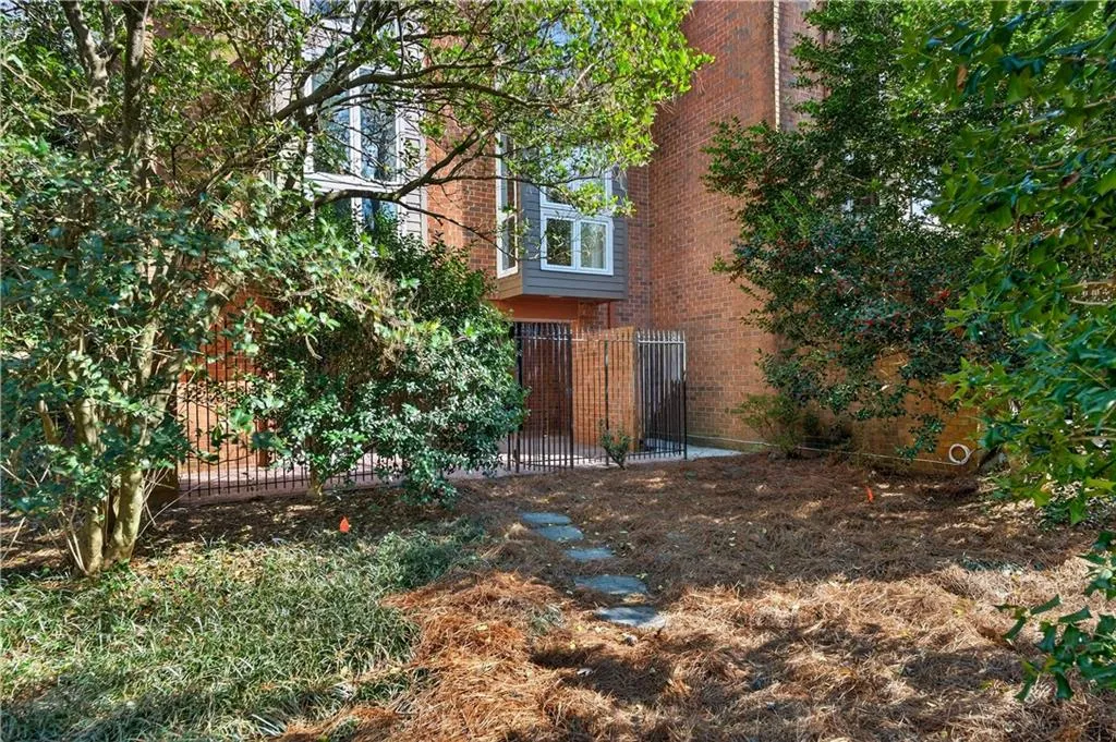 1 Willow Glen Ne, Atlanta, Georgia 30342, 3 Bedrooms Bedrooms, ,3 BathroomsBathrooms,Residential,For Sale,1 Willow Glen Ne,7746848
