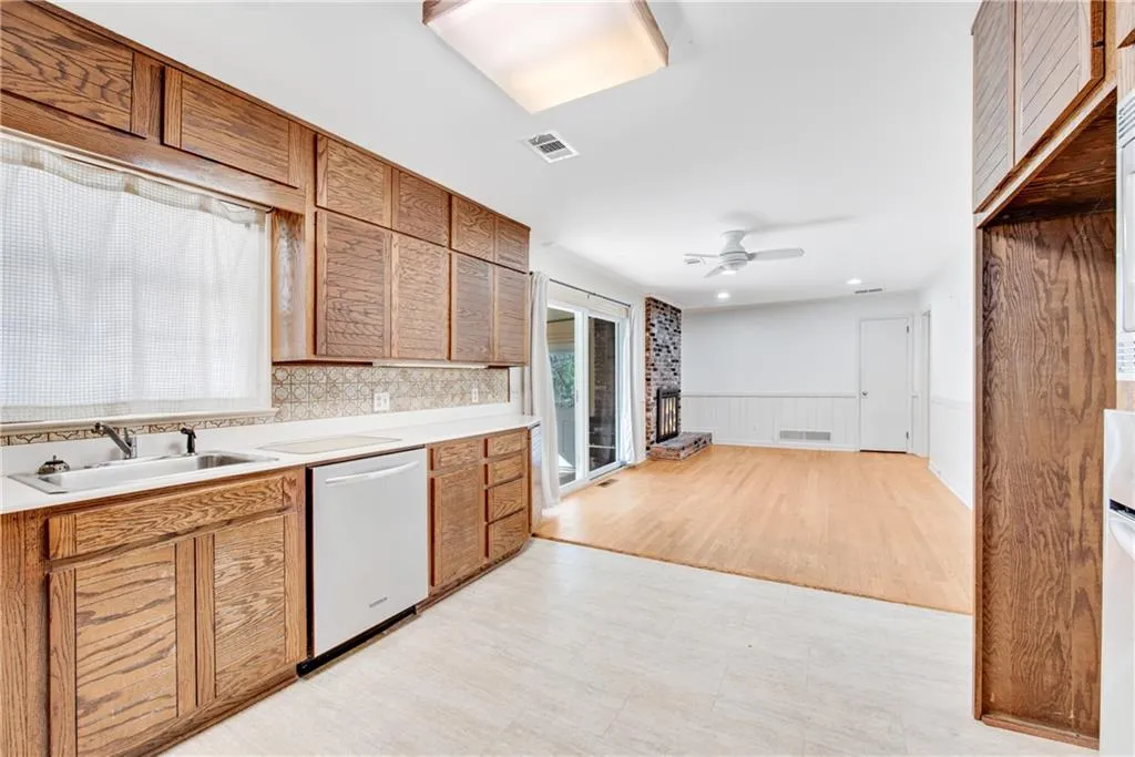 355 Ridgeview Trail, Atlanta, Georgia 30328, 3 Bedrooms Bedrooms, ,3 BathroomsBathrooms,Residential,Sold,355 Ridgeview Trail,6843980