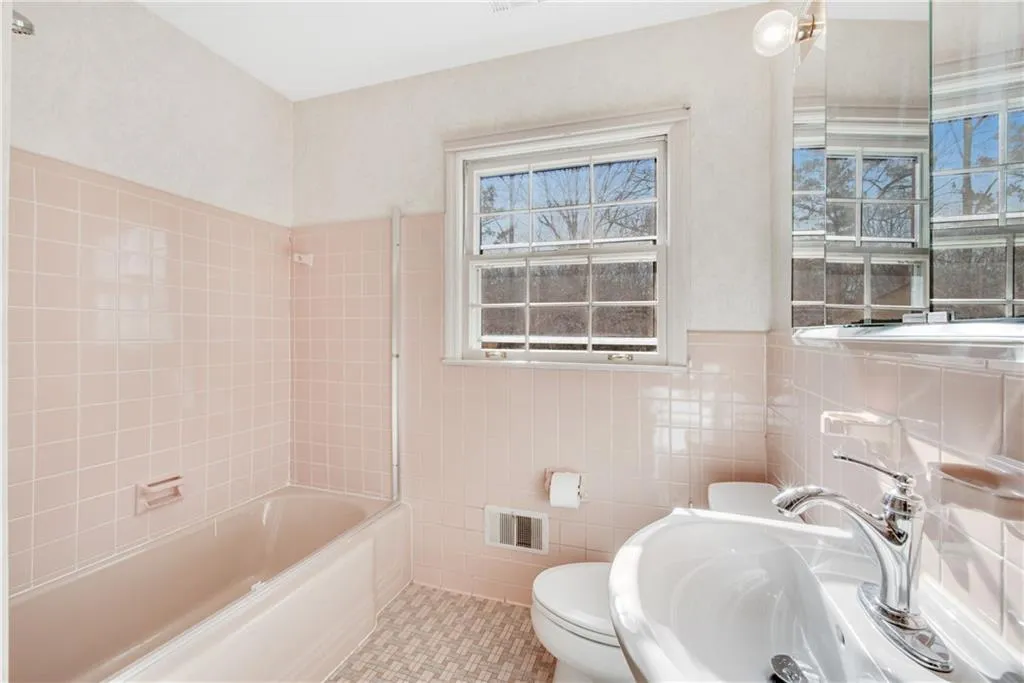 355 Ridgeview Trail, Atlanta, Georgia 30328, 3 Bedrooms Bedrooms, ,3 BathroomsBathrooms,Residential,Sold,355 Ridgeview Trail,6843980