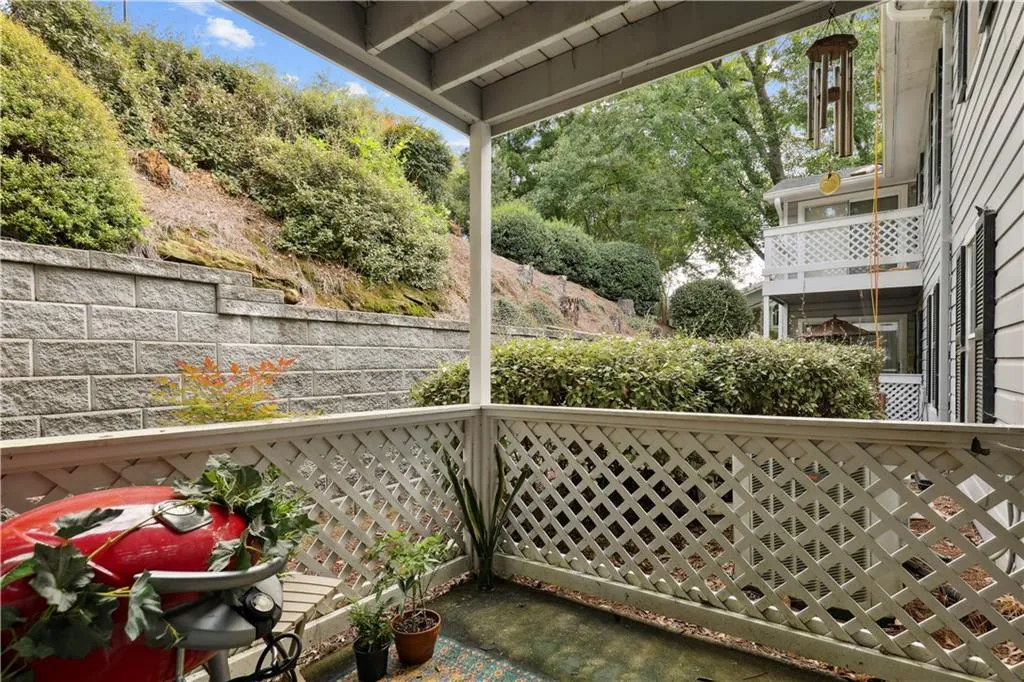 1308 Natchez Trace, Sandy Springs, Georgia 30350, 2 Bedrooms Bedrooms, ,1 BathroomBathrooms,Residential,Sold,1308 Natchez Trace,7112002