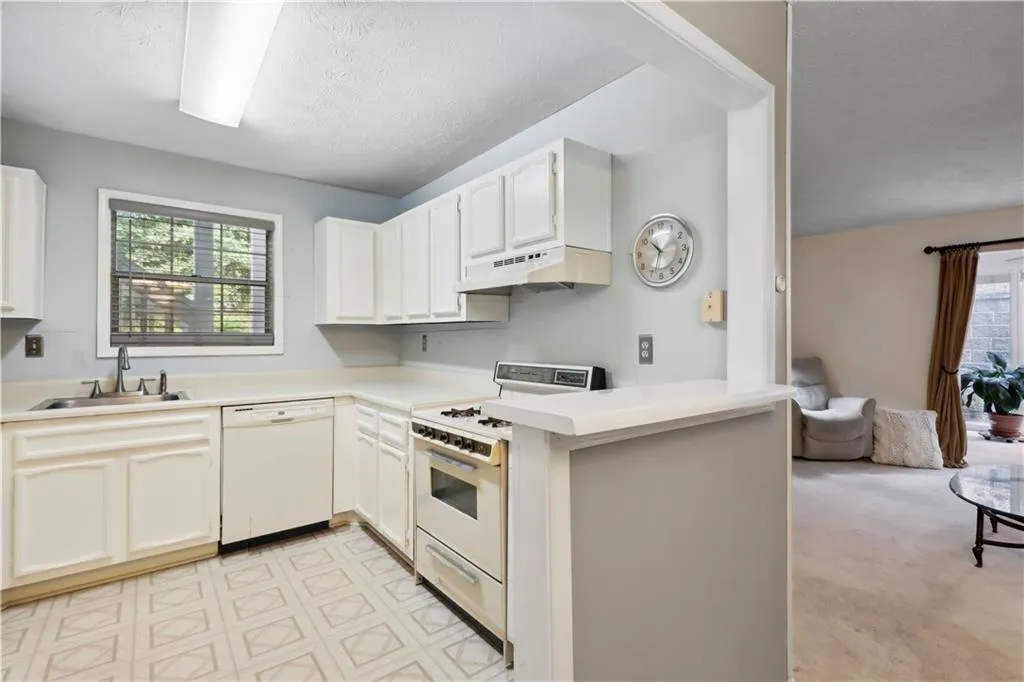 1308 Natchez Trace, Sandy Springs, Georgia 30350, 2 Bedrooms Bedrooms, ,1 BathroomBathrooms,Residential,Sold,1308 Natchez Trace,7112002