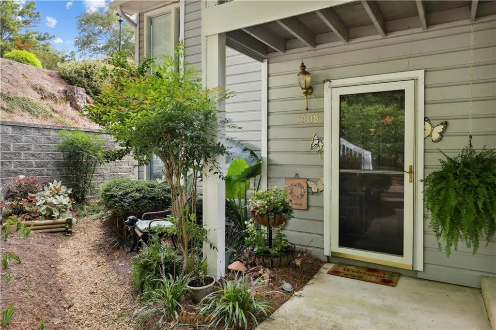 1308 Natchez Trace, Sandy Springs, Georgia 30350, 2 Bedrooms Bedrooms, ,1 BathroomBathrooms,Residential,Sold,1308 Natchez Trace,7112002