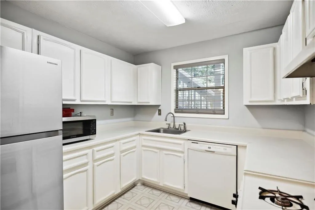 1308 Natchez Trace, Sandy Springs, Georgia 30350, 2 Bedrooms Bedrooms, ,1 BathroomBathrooms,Residential,Sold,1308 Natchez Trace,7112002