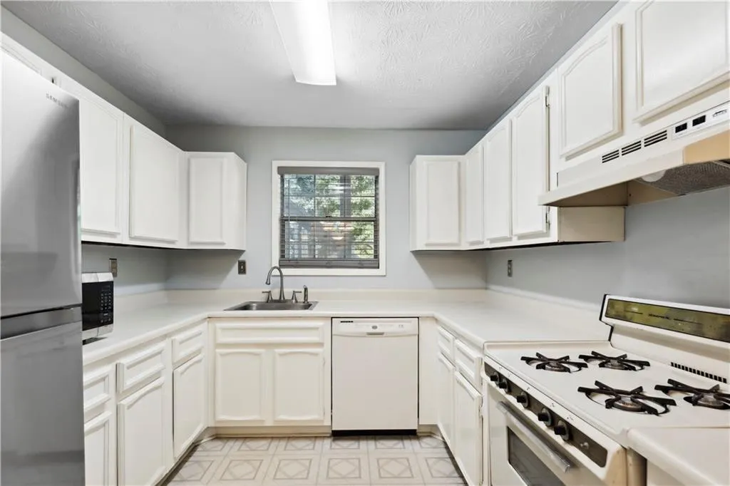 1308 Natchez Trace, Sandy Springs, Georgia 30350, 2 Bedrooms Bedrooms, ,1 BathroomBathrooms,Residential,Sold,1308 Natchez Trace,7112002