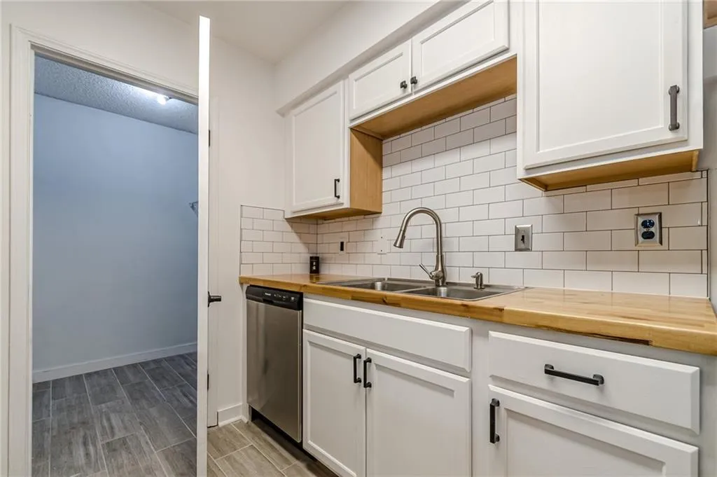 Kitchen and laundry/pantry