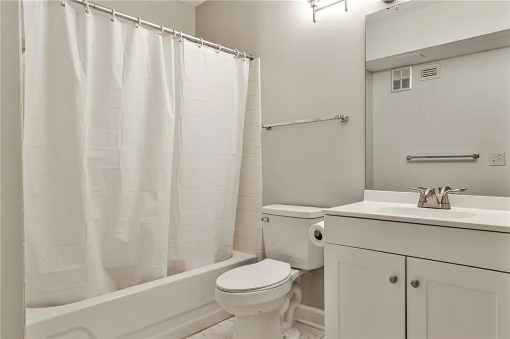 middle level secondary en suite bath