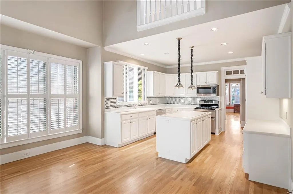 210 Grosvenor Place, Sandy Springs, Georgia 30328, 3 Bedrooms Bedrooms, ,3 BathroomsBathrooms,Residential,Sold,210 Grosvenor Place,6969641