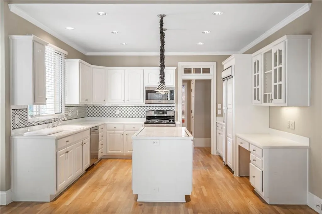 210 Grosvenor Place, Sandy Springs, Georgia 30328, 3 Bedrooms Bedrooms, ,3 BathroomsBathrooms,Residential,Sold,210 Grosvenor Place,6969641