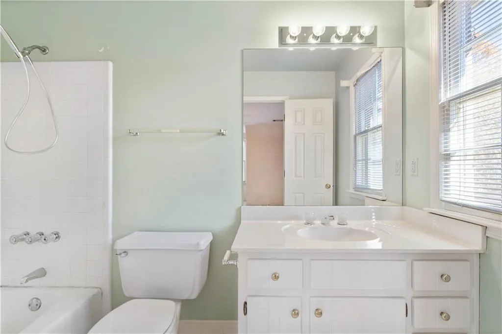 210 Grosvenor Place, Sandy Springs, Georgia 30328, 3 Bedrooms Bedrooms, ,3 BathroomsBathrooms,Residential,Sold,210 Grosvenor Place,6969641