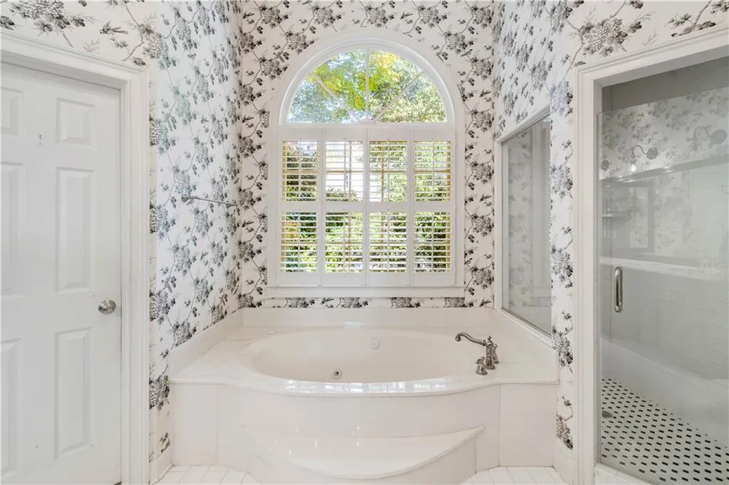 210 Grosvenor Place, Sandy Springs, Georgia 30328, 3 Bedrooms Bedrooms, ,3 BathroomsBathrooms,Residential,Sold,210 Grosvenor Place,6969641