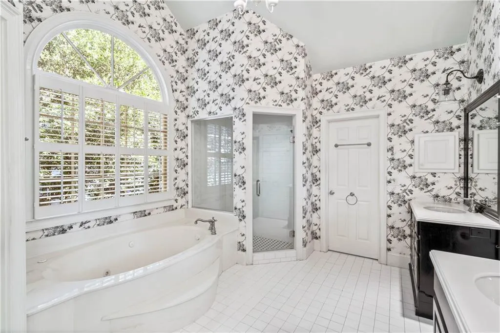 210 Grosvenor Place, Sandy Springs, Georgia 30328, 3 Bedrooms Bedrooms, ,3 BathroomsBathrooms,Residential,Sold,210 Grosvenor Place,6969641