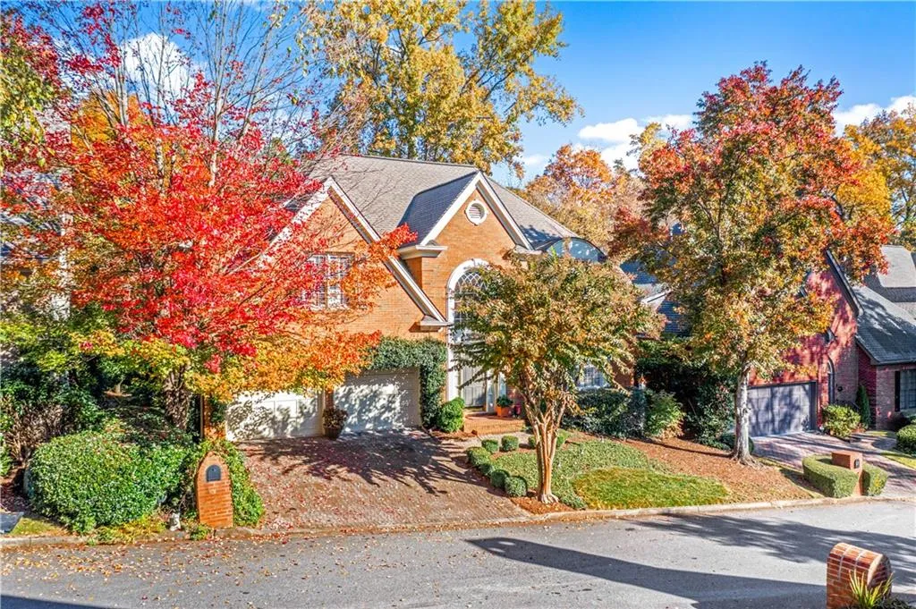 210 Grosvenor Place, Sandy Springs, Georgia 30328, 3 Bedrooms Bedrooms, ,3 BathroomsBathrooms,Residential,Sold,210 Grosvenor Place,6969641