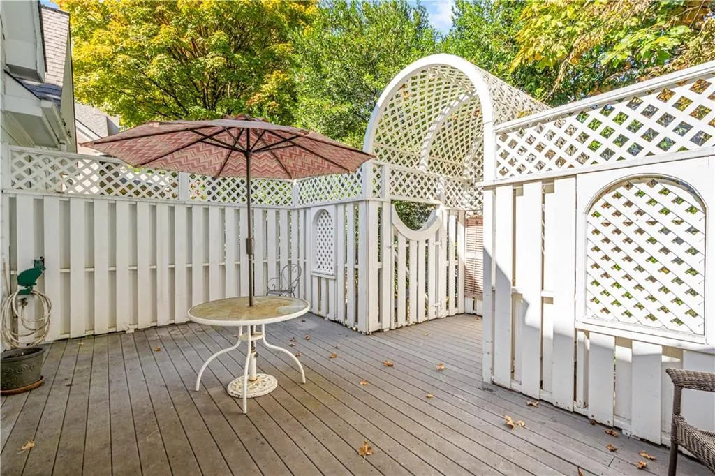210 Grosvenor Place, Sandy Springs, Georgia 30328, 3 Bedrooms Bedrooms, ,3 BathroomsBathrooms,Residential,Sold,210 Grosvenor Place,6969641