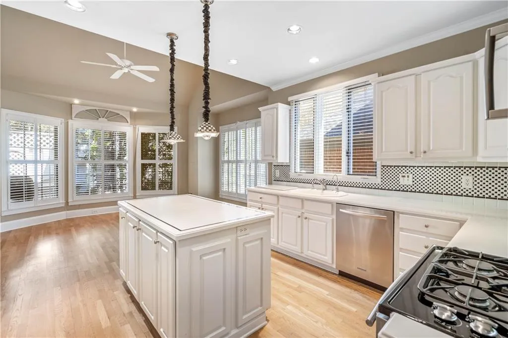 210 Grosvenor Place, Sandy Springs, Georgia 30328, 3 Bedrooms Bedrooms, ,3 BathroomsBathrooms,Residential,Sold,210 Grosvenor Place,6969641