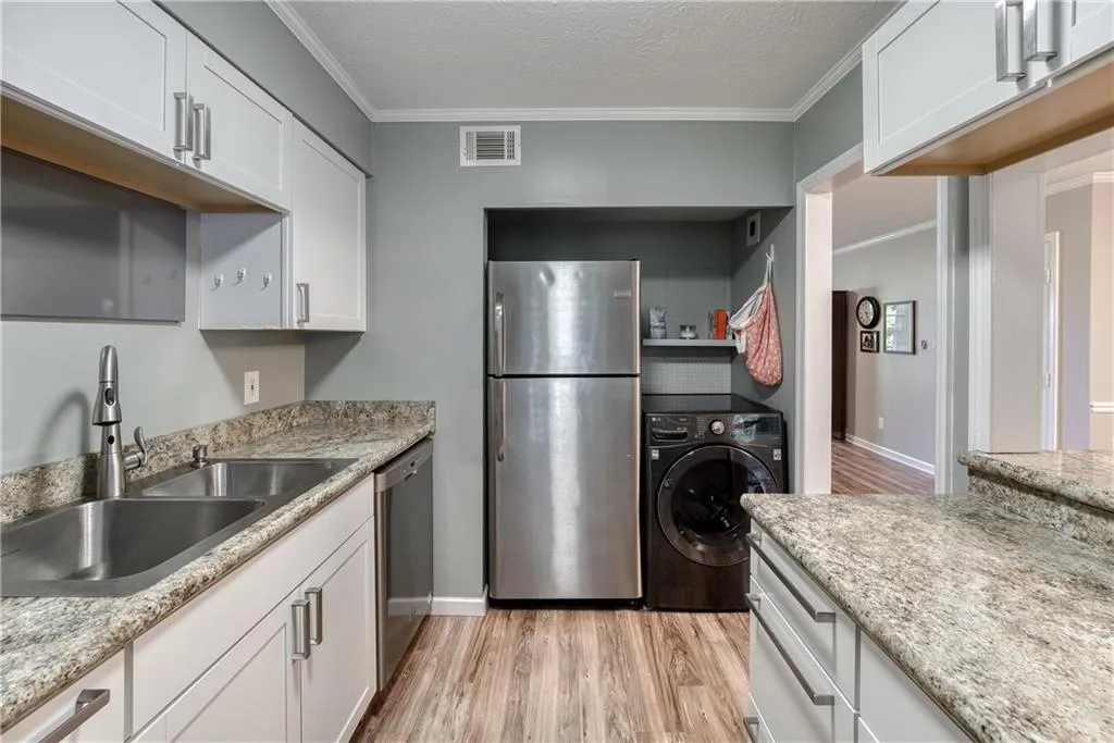 6700 Roswell Road Unit 3d, Sandy Springs, Georgia 30328, 3 Bedrooms Bedrooms, ,2 BathroomsBathrooms,Residential,Sold,6700 Roswell Road Unit 3d,7037192