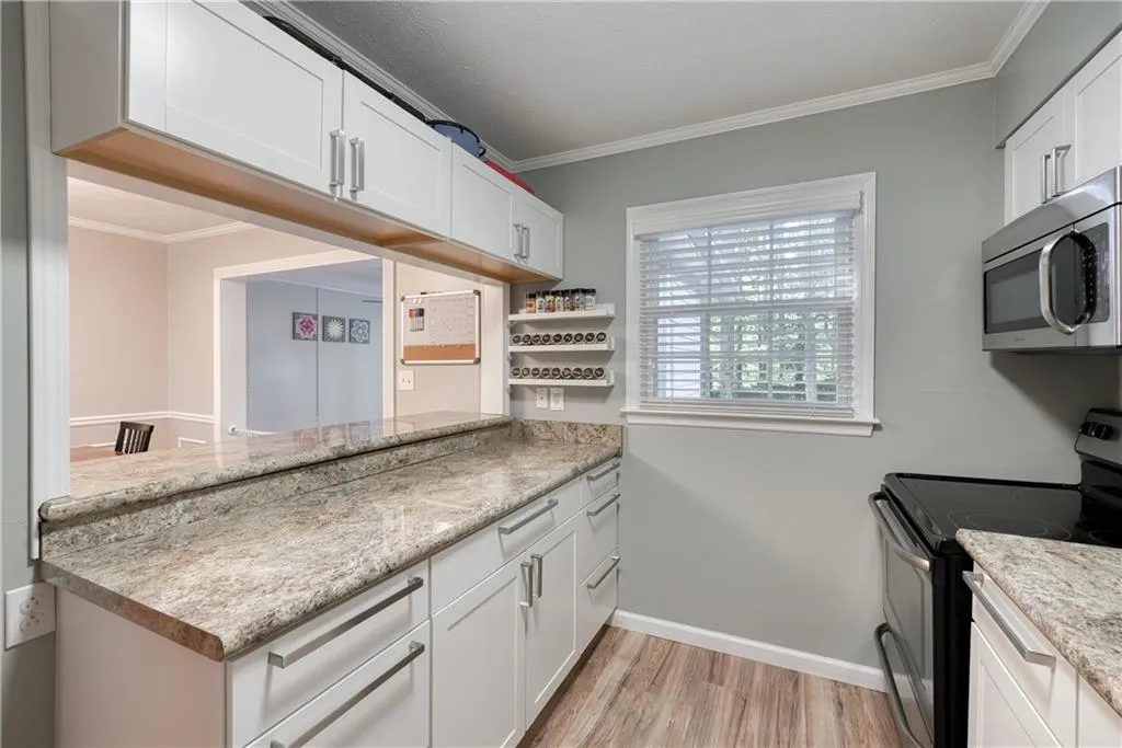 6700 Roswell Road Unit 3d, Sandy Springs, Georgia 30328, 3 Bedrooms Bedrooms, ,2 BathroomsBathrooms,Residential,Sold,6700 Roswell Road Unit 3d,7037192