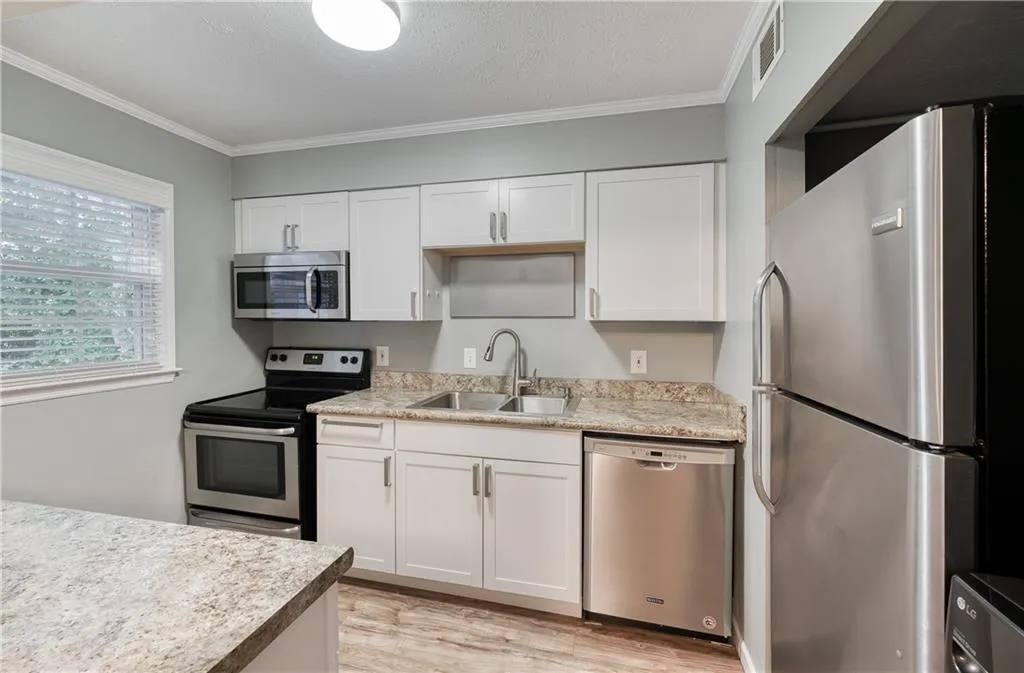 6700 Roswell Road Unit 3d, Sandy Springs, Georgia 30328, 3 Bedrooms Bedrooms, ,2 BathroomsBathrooms,Residential,Sold,6700 Roswell Road Unit 3d,7037192