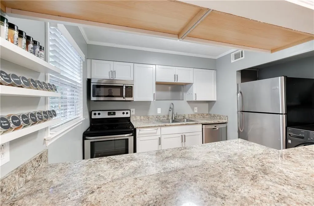 6700 Roswell Road Unit 3d, Sandy Springs, Georgia 30328, 3 Bedrooms Bedrooms, ,2 BathroomsBathrooms,Residential,Sold,6700 Roswell Road Unit 3d,7037192