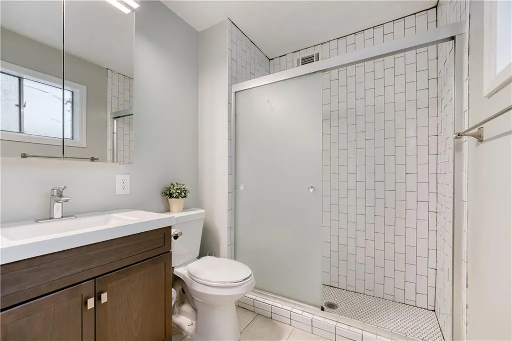 6700 Roswell Road Unit 3d, Sandy Springs, Georgia 30328, 3 Bedrooms Bedrooms, ,2 BathroomsBathrooms,Residential,Sold,6700 Roswell Road Unit 3d,7037192