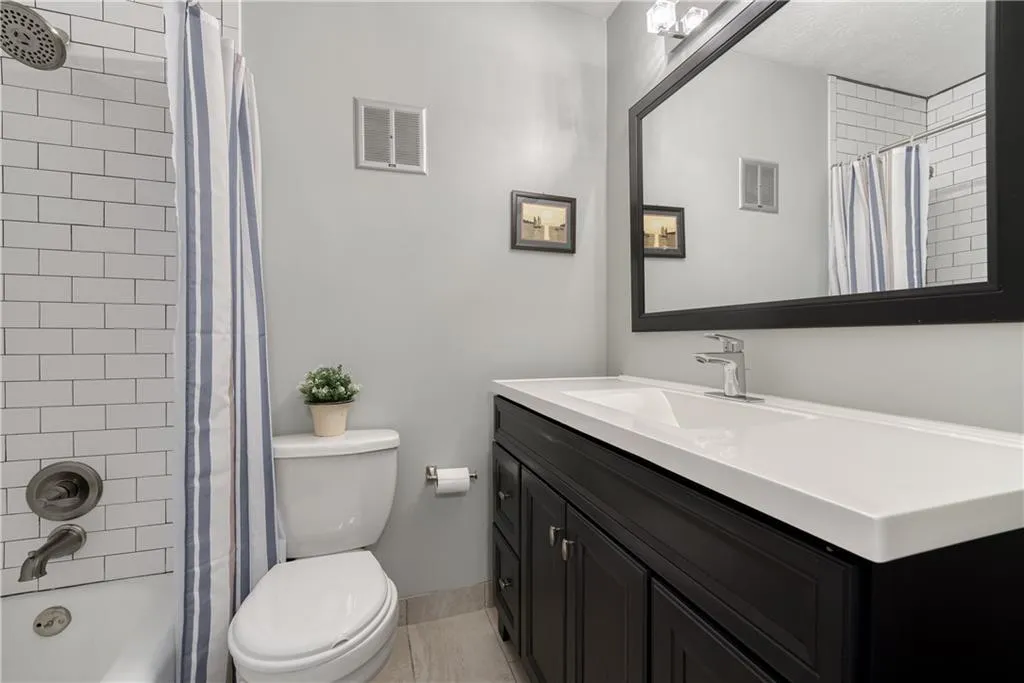 6700 Roswell Road Unit 3d, Sandy Springs, Georgia 30328, 3 Bedrooms Bedrooms, ,2 BathroomsBathrooms,Residential,Sold,6700 Roswell Road Unit 3d,7037192