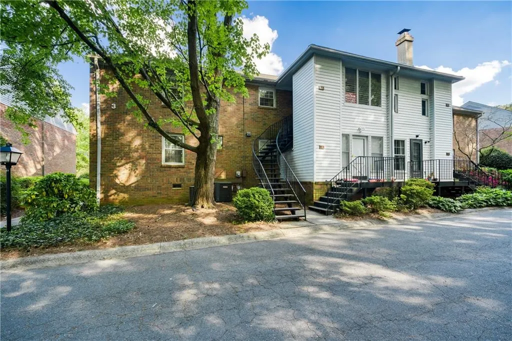 6700 Roswell Road Unit 3d, Sandy Springs, Georgia 30328, 3 Bedrooms Bedrooms, ,2 BathroomsBathrooms,Residential,Sold,6700 Roswell Road Unit 3d,7037192