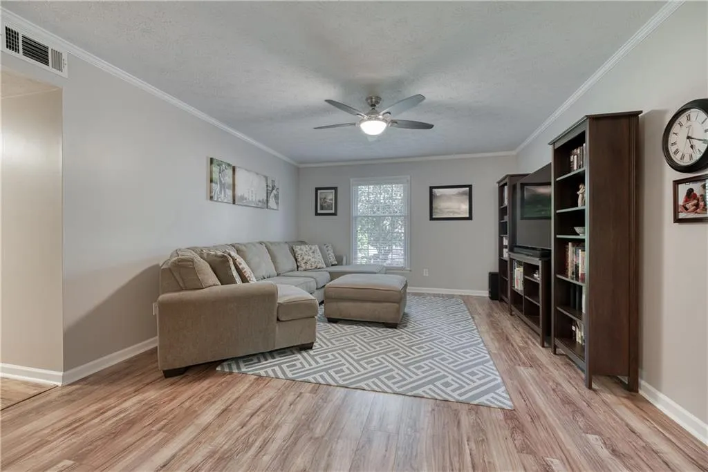 6700 Roswell Road Unit 3d, Sandy Springs, Georgia 30328, 3 Bedrooms Bedrooms, ,2 BathroomsBathrooms,Residential,Sold,6700 Roswell Road Unit 3d,7037192