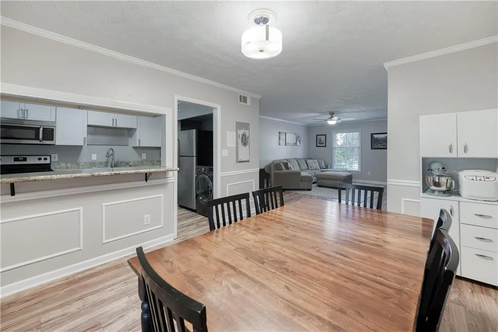 6700 Roswell Road Unit 3d, Sandy Springs, Georgia 30328, 3 Bedrooms Bedrooms, ,2 BathroomsBathrooms,Residential,Sold,6700 Roswell Road Unit 3d,7037192