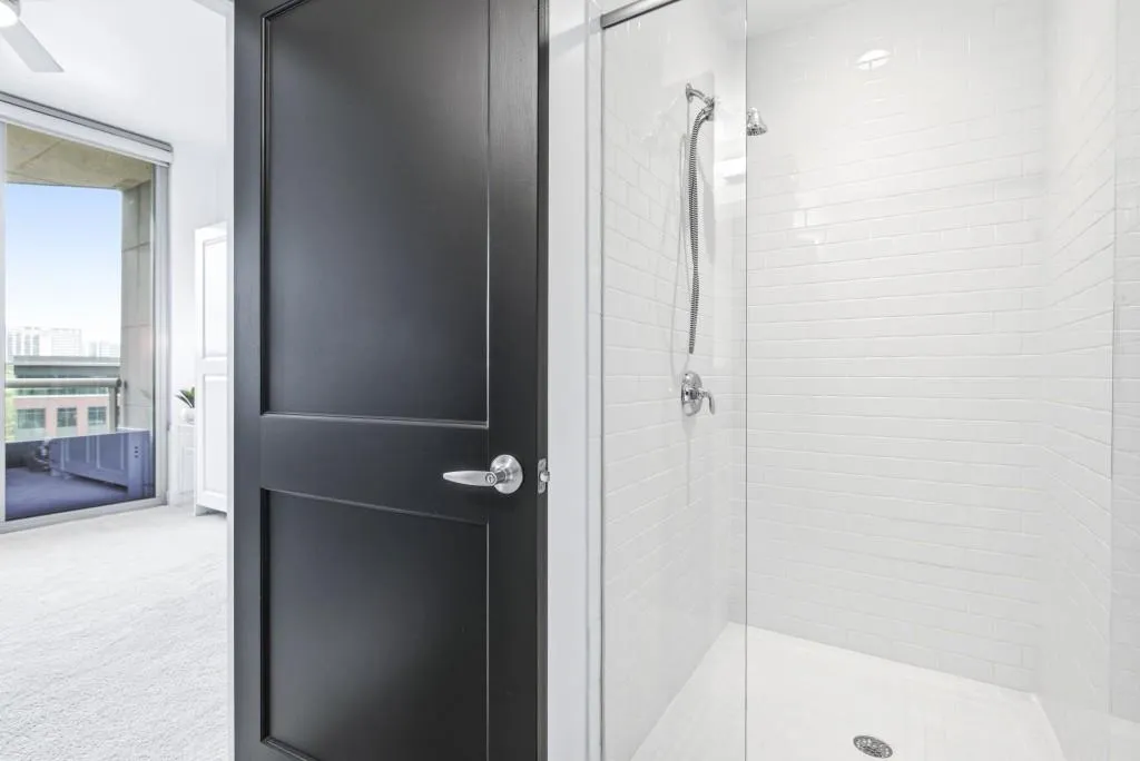 Ensuite bath for secondary bedroom