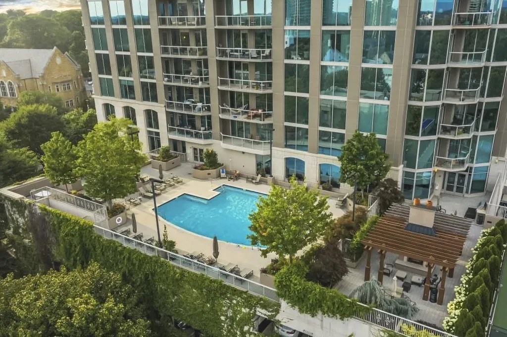 Beautiful saltwater, heated pool, outdoor kitchen area - 5 stars!