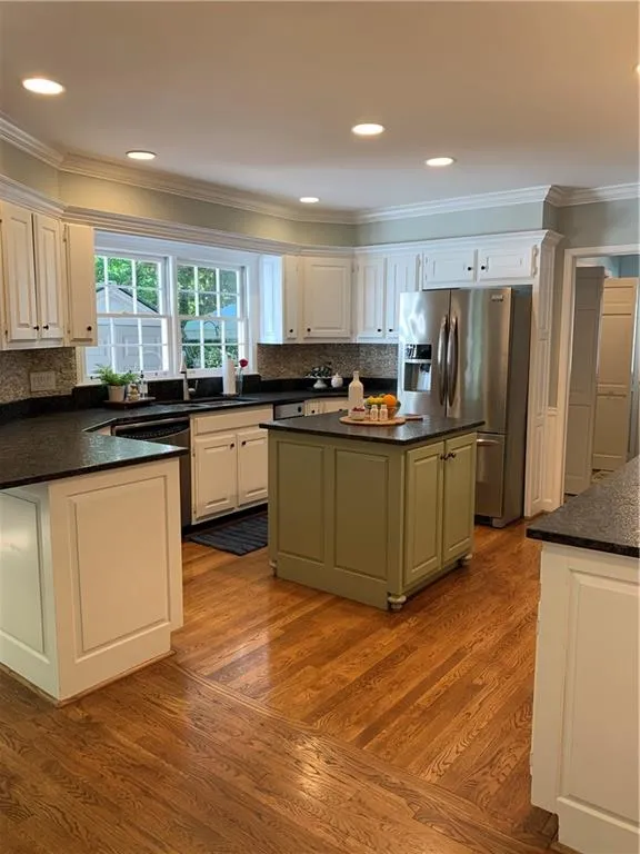 7715 Dunvegan Close, Sandy Springs, Georgia 30350, 4 Bedrooms Bedrooms, ,3 BathroomsBathrooms,Residential,Sold,7715 Dunvegan Close,7045618