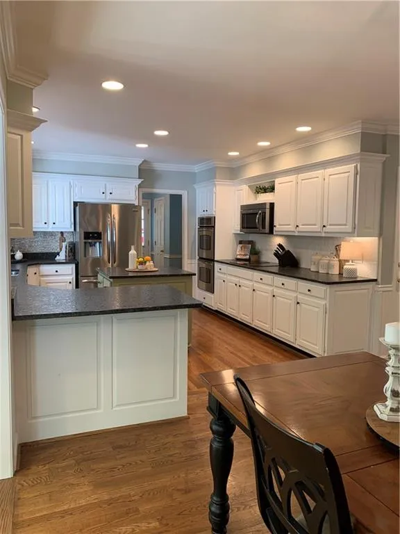 7715 Dunvegan Close, Sandy Springs, Georgia 30350, 4 Bedrooms Bedrooms, ,3 BathroomsBathrooms,Residential,Sold,7715 Dunvegan Close,7045618