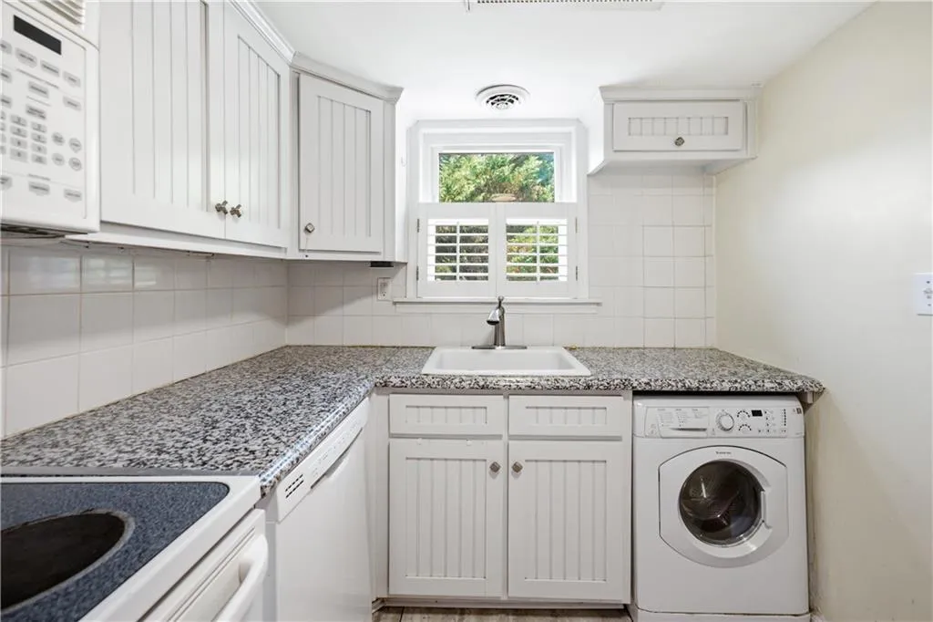 276 Lakemoore Drive Ne Unit C, Atlanta, Georgia 30342, 2 Bedrooms Bedrooms, 0 ,1 BathroomBathrooms,Residential,For Sale,276 Lakemoore Drive Ne Unit C,7796757