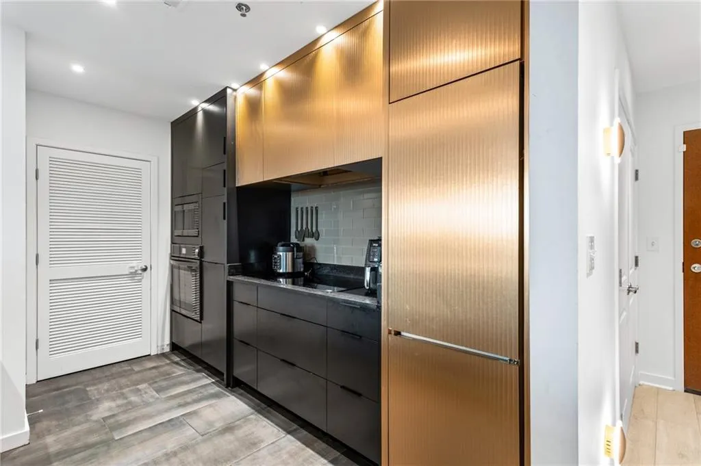 250 Pharr Road Ne Unit 1113, Atlanta, Georgia 30305, 2 Bedrooms Bedrooms, ,2 BathroomsBathrooms,Residential,Sold,250 Pharr Road Ne Unit 1113,7561568