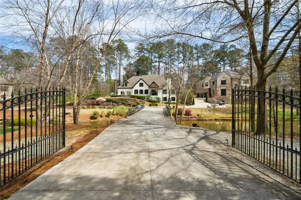 5585 Long Island Drive Nw, Atlanta, Georgia 30327, 4 Bedrooms Bedrooms, ,4 BathroomsBathrooms,Residential,Sold,5585 Long Island Drive Nw,6859751