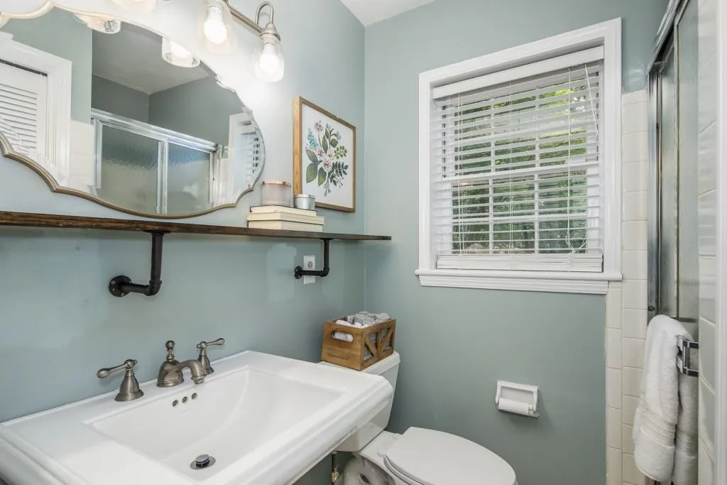 385 Castleridge Drive, Sandy Springs, Georgia 30342, 4 Bedrooms Bedrooms, ,3 BathroomsBathrooms,Residential,Sold,385 Castleridge Drive,6865437