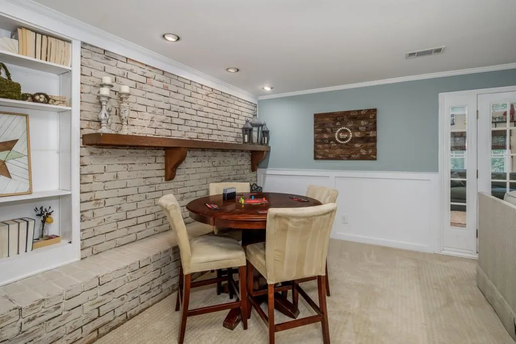 385 Castleridge Drive, Sandy Springs, Georgia 30342, 4 Bedrooms Bedrooms, ,3 BathroomsBathrooms,Residential,Sold,385 Castleridge Drive,6865437