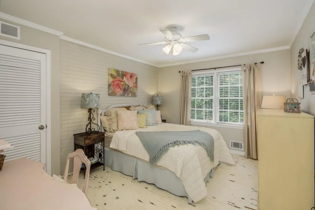 385 Castleridge Drive, Sandy Springs, Georgia 30342, 4 Bedrooms Bedrooms, ,3 BathroomsBathrooms,Residential,Sold,385 Castleridge Drive,6865437