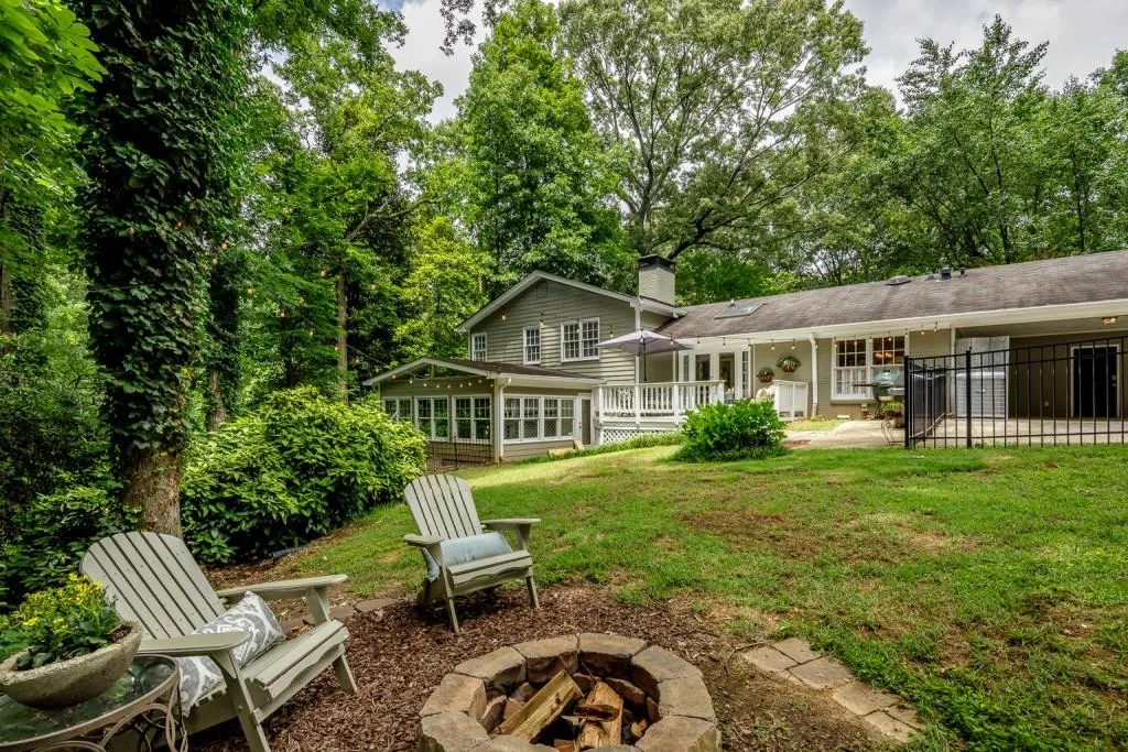 385 Castleridge Drive, Sandy Springs, Georgia 30342, 4 Bedrooms Bedrooms, ,3 BathroomsBathrooms,Residential,Sold,385 Castleridge Drive,6865437