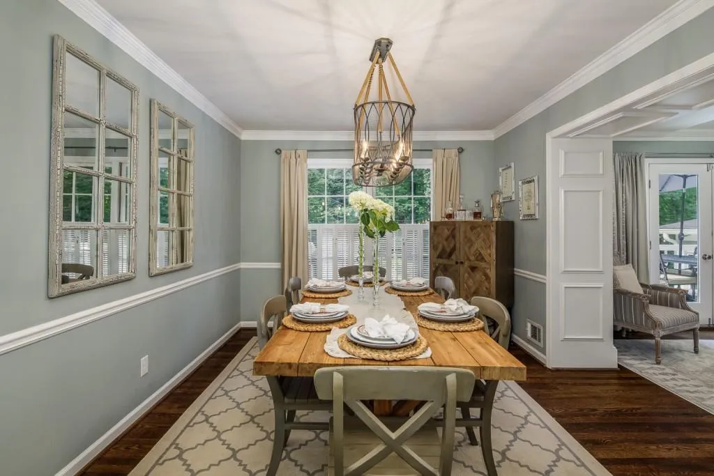 385 Castleridge Drive, Sandy Springs, Georgia 30342, 4 Bedrooms Bedrooms, ,3 BathroomsBathrooms,Residential,Sold,385 Castleridge Drive,6865437