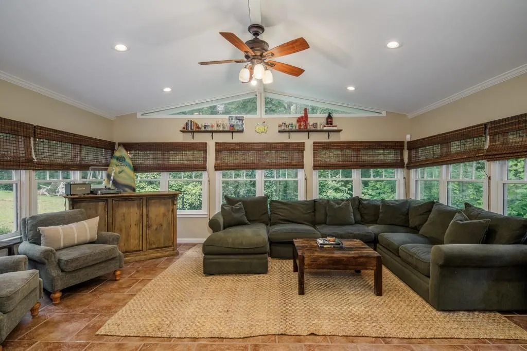 385 Castleridge Drive, Sandy Springs, Georgia 30342, 4 Bedrooms Bedrooms, ,3 BathroomsBathrooms,Residential,Sold,385 Castleridge Drive,6865437