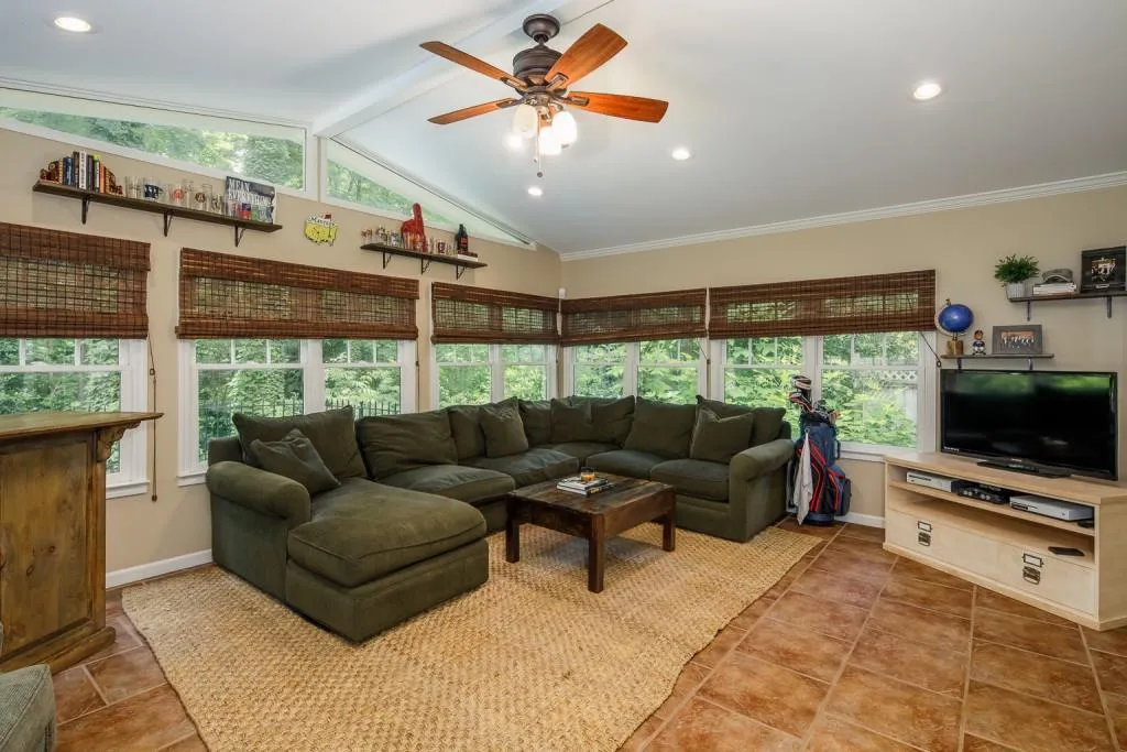 385 Castleridge Drive, Sandy Springs, Georgia 30342, 4 Bedrooms Bedrooms, ,3 BathroomsBathrooms,Residential,Sold,385 Castleridge Drive,6865437