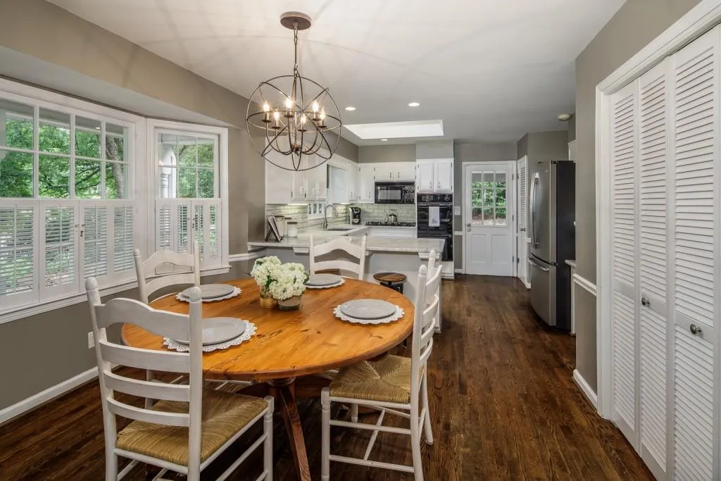 385 Castleridge Drive, Sandy Springs, Georgia 30342, 4 Bedrooms Bedrooms, ,3 BathroomsBathrooms,Residential,Sold,385 Castleridge Drive,6865437