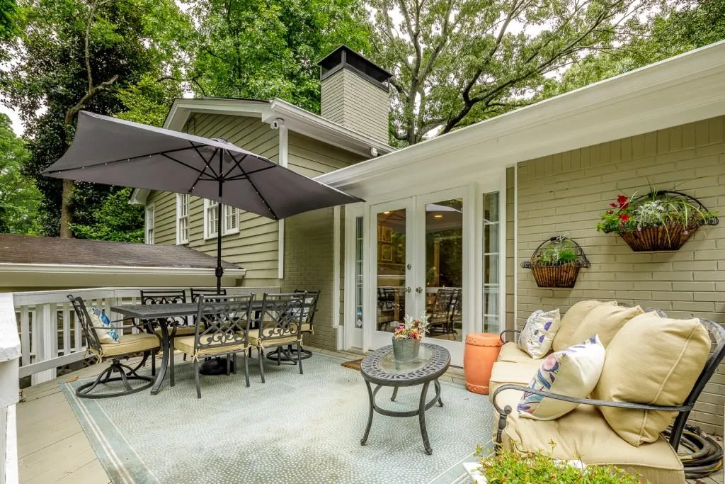 385 Castleridge Drive, Sandy Springs, Georgia 30342, 4 Bedrooms Bedrooms, ,3 BathroomsBathrooms,Residential,Sold,385 Castleridge Drive,6865437