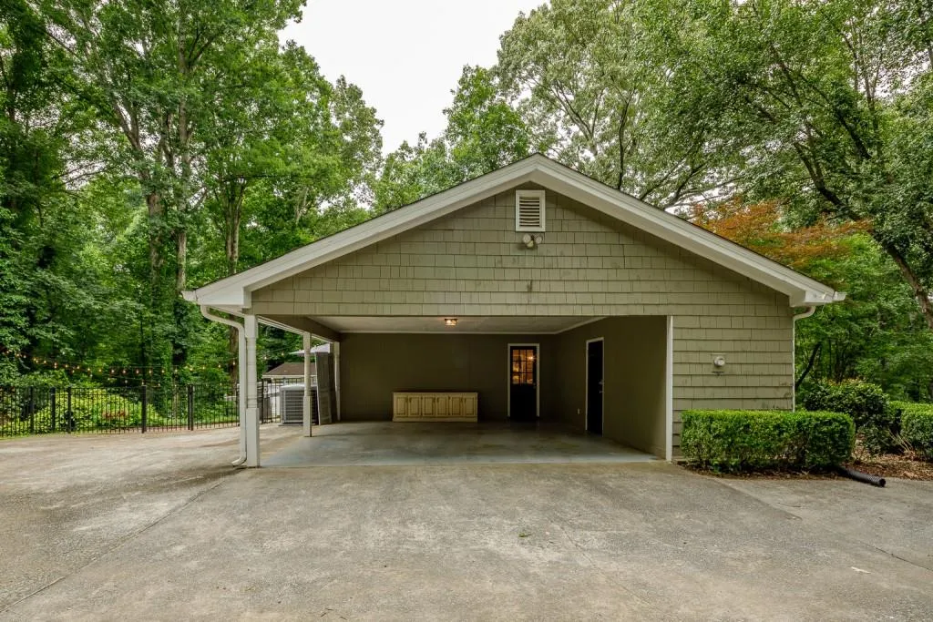 385 Castleridge Drive, Sandy Springs, Georgia 30342, 4 Bedrooms Bedrooms, ,3 BathroomsBathrooms,Residential,Sold,385 Castleridge Drive,6865437